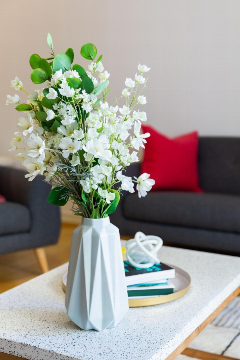 Sleek modern apartment close to everything Image 10