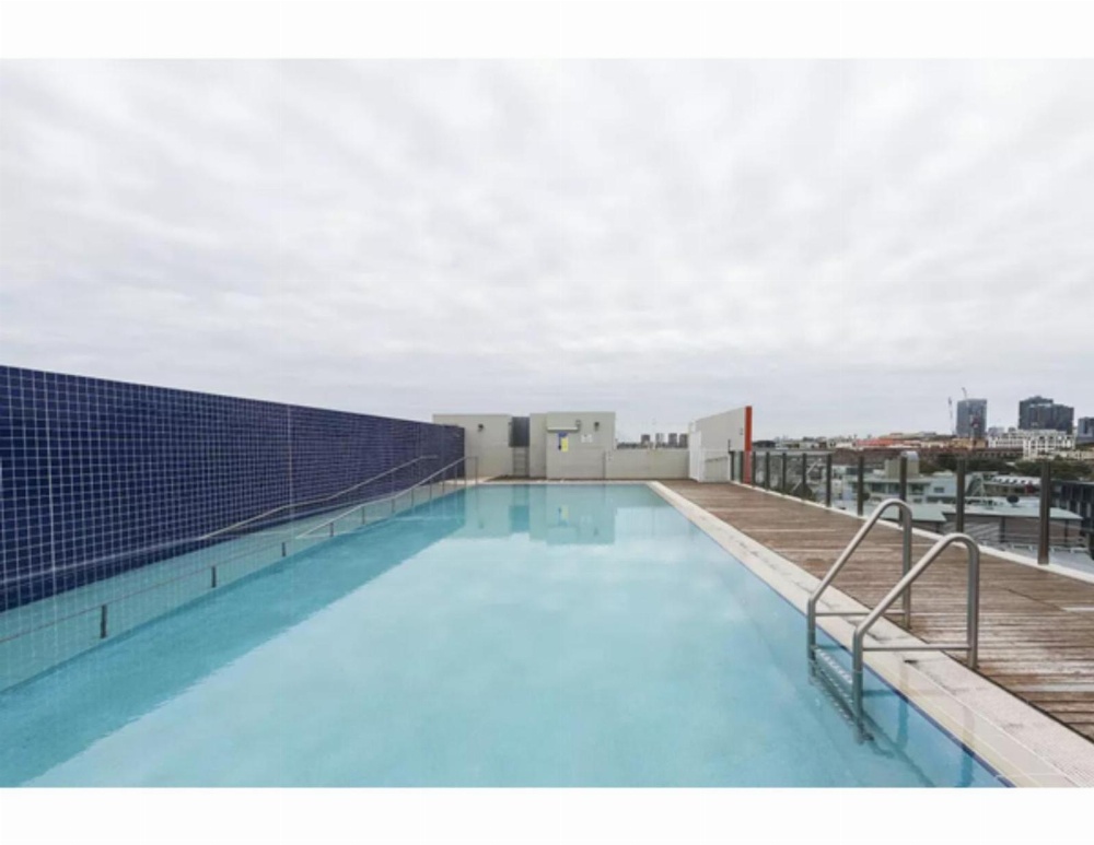 Sleek modern apartment close to everything Main image